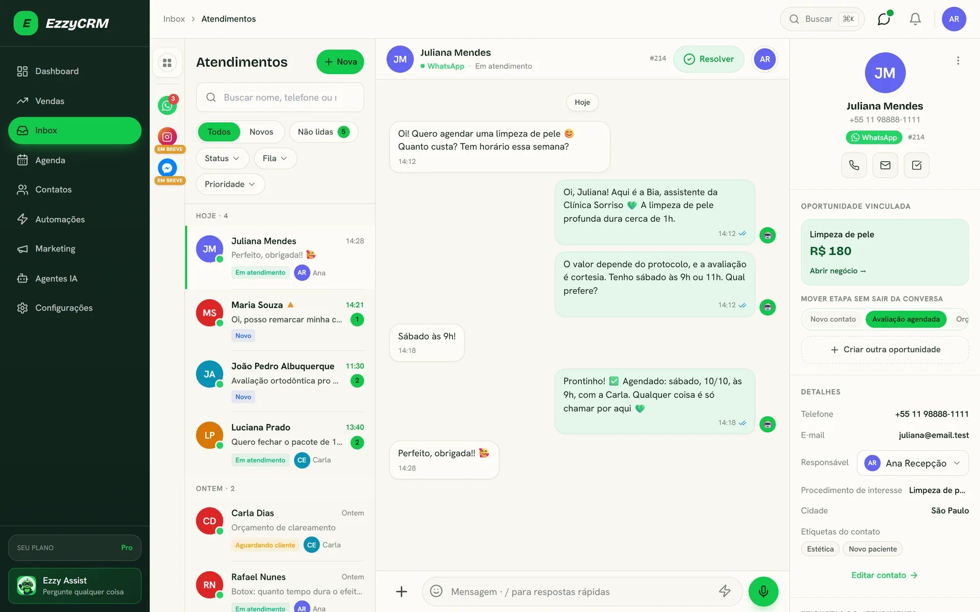 Inbox do Ezzy no computador: lista de atendimentos, conversa em que o agente de IA agenda uma limpeza de pele e painel do contato (dados de demonstração)