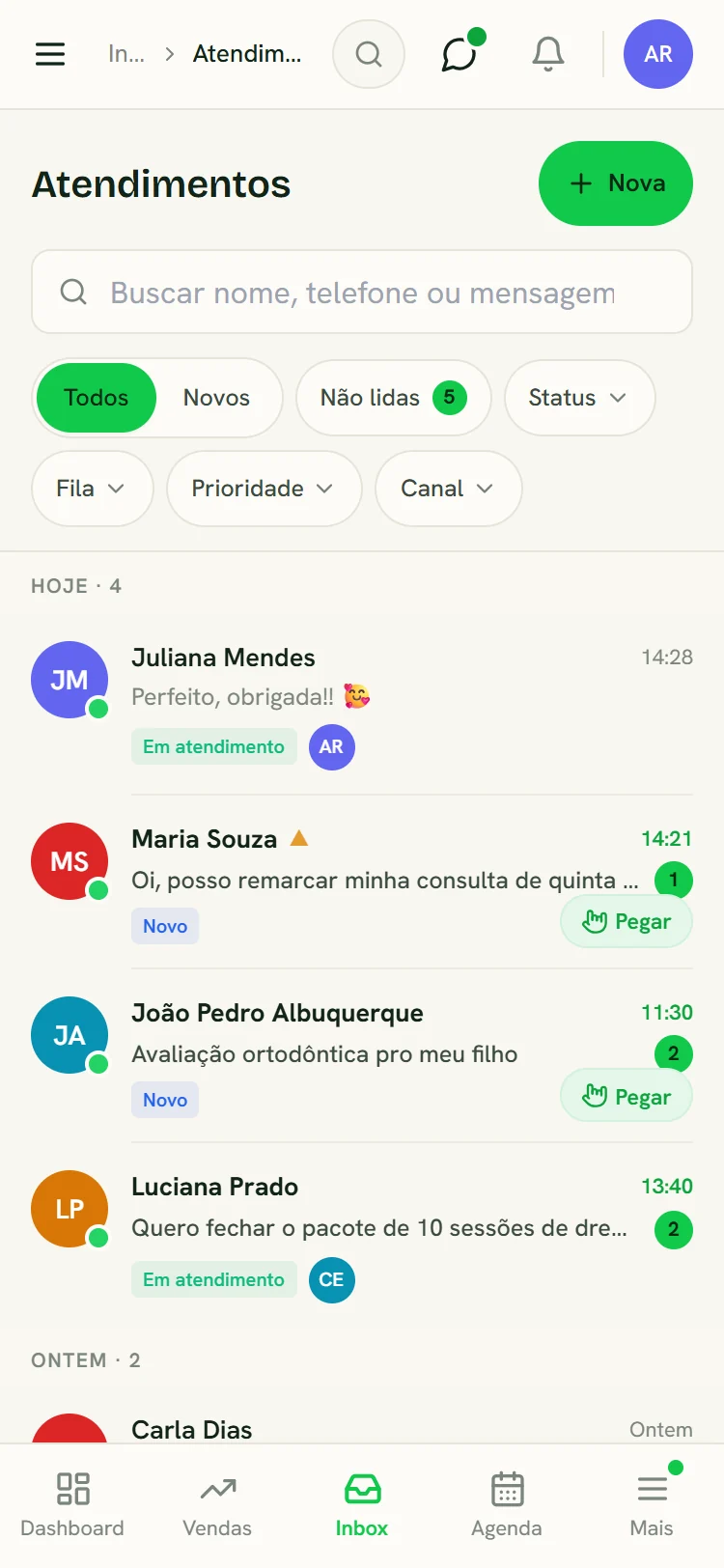 Ezzy instalado no celular: lista de atendimentos do dia com filtros e a barra de navegação do app (dados de demonstração)